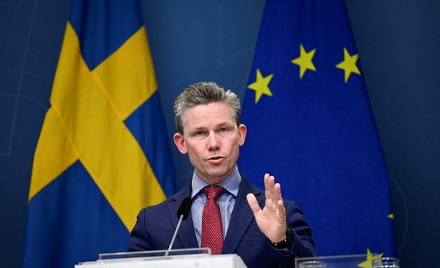 Sweden pledges more military aid to Ukraine, considers fighter jets