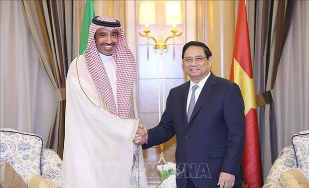 PM receives Saudi Arabia's ministers of economy-planning, human resources
