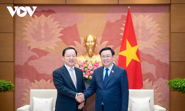Vietnamese NA pledges favorable legal framework for foreign investors