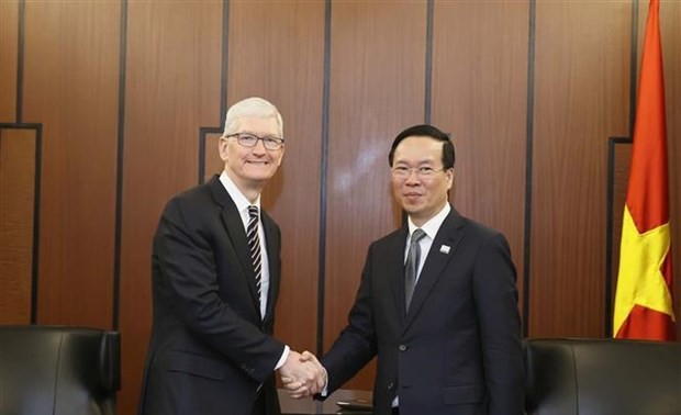 Vietnamese President meets with leaders of Boeing, Apple