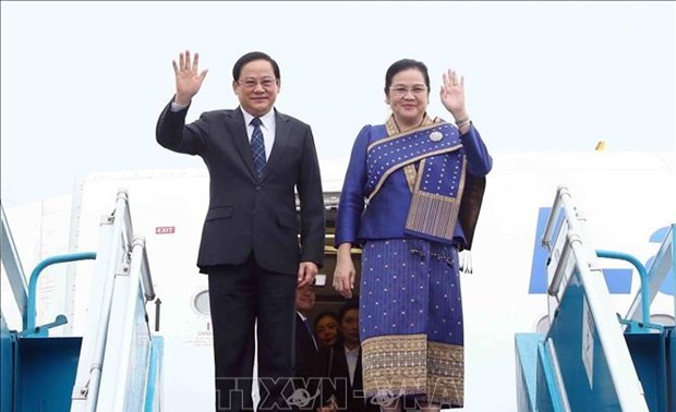 Lao PM arrives in Hanoi, begining official visit to Vietnam