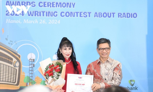 VOV presents writing contest awards for radio