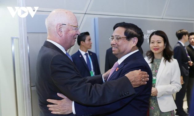 WEF leader Schwab hails Vietnam as role model in Fourth Industrial Revolution