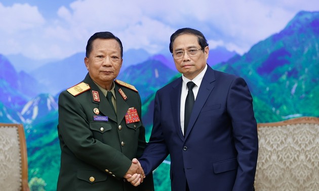 PM Pham Minh Chinh hosts Lao Deputy PM, Defence Minister
