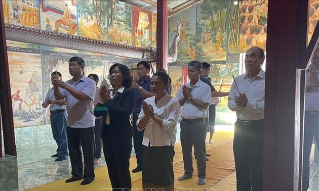 Lễ dâng hương tại kỷ niệm 75 năm ngày Thương binh – Liệt sĩ tại LuangPrabang (Bắc Lào)