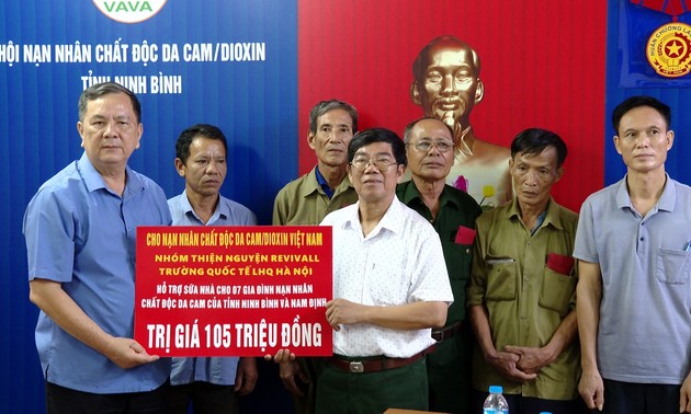 Hội những người Nhật Bản yêu Việt Nam tặng quà nạn nhân chất độc da cam tỉnh Ninh Bình