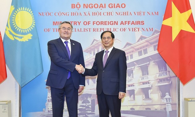 Việt Nam và Kazakhstan tăng cường trao đổi đoàn các cấp, đặc biệt là các đoàn cấp cao
