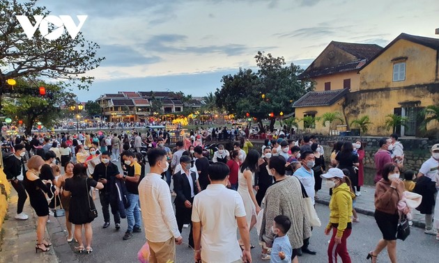 Khách du lịch đến Quảng Nam tăng gấp 13 lần so với cùng kỳ năm 2021
