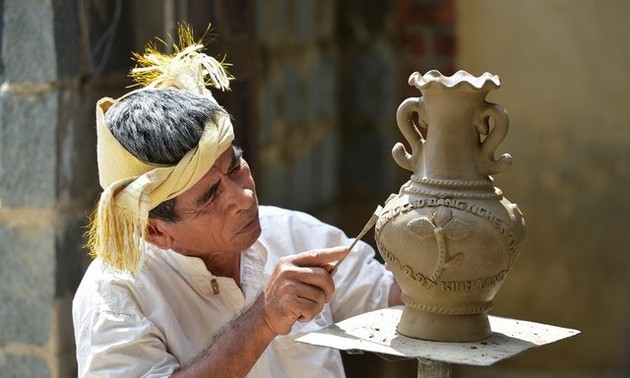 “Nghệ thuật làm gốm của người Chăm” được UNESCO ghi vào danh sách Di sản văn hóa phi vật thể cần bảo vệ khẩn cấp