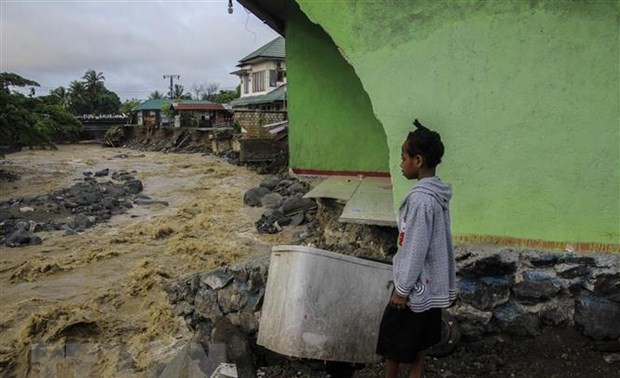 印尼东部洪灾 伤亡人数继续上升