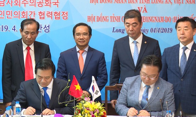 越南隆安省与韩国行政单位—— 忠清南道签署合作协议