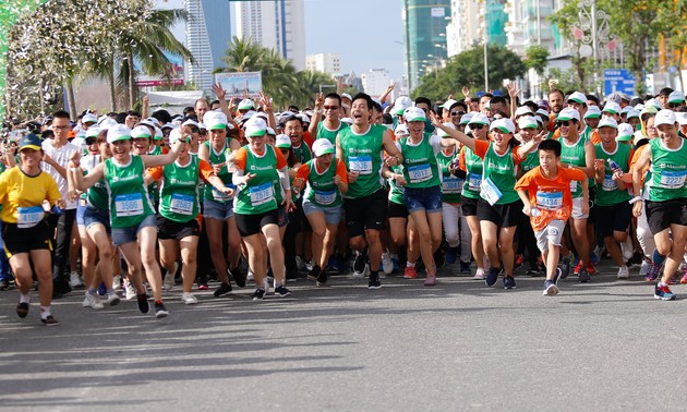岘港：9000多名运动员参加国际马拉松比赛