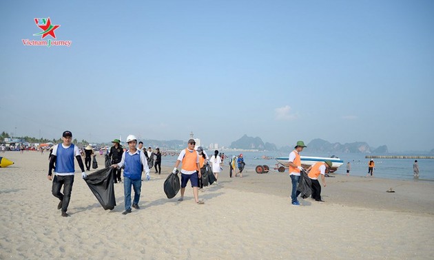 广宁省响应海滩清洁活动