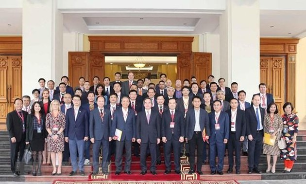 越共中央经济部部长阮文平会见参加工业4.0论坛的演讲者