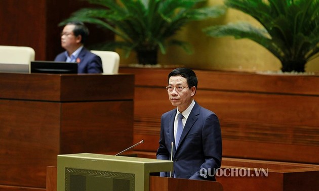 越南通讯传媒部部长阮孟雄在国会会议上回答质询