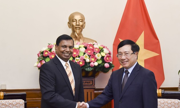 越南政府副总理兼外长范平明会见斯里兰卡驻越大使普拉萨纳