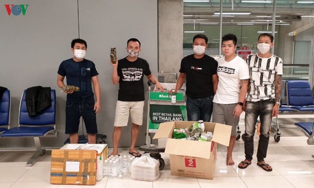 越南驻泰国大使馆向滞留泰国的5名越南公民提供帮助