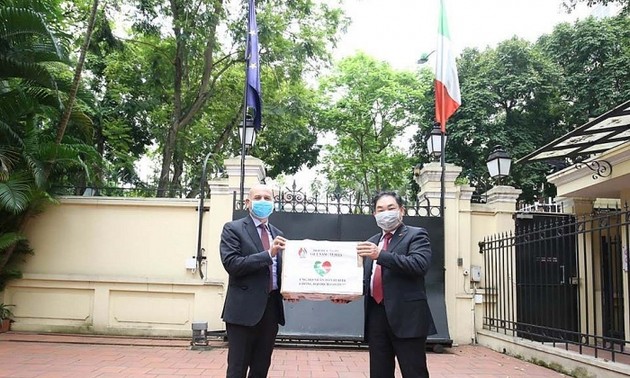 意大利驻越大使对越南向意大利防控新冠肺炎疫情捐赠物资表示感谢