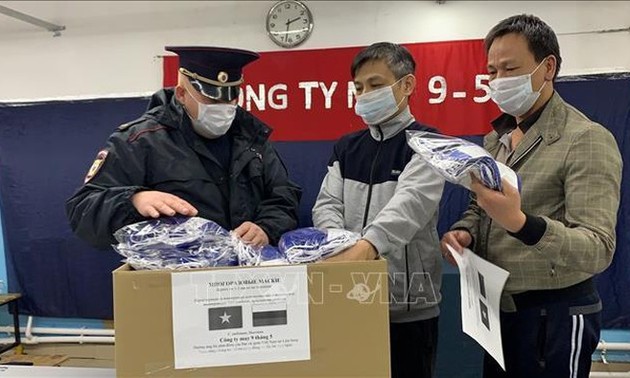 在俄罗斯越南人开展捐赠口罩活动