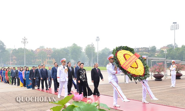 越南党、国家、祖国阵线和国会代表团入陵瞻仰胡志明主席遗容