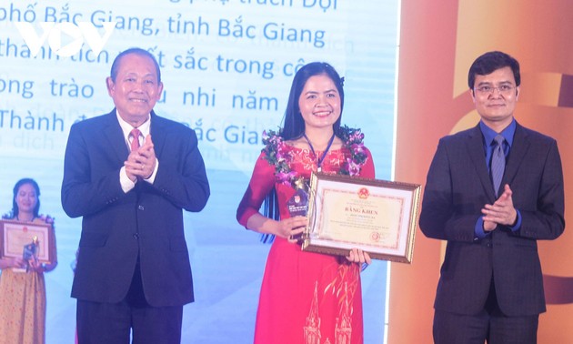 庆祝越南教师节的活动在全国各地举行