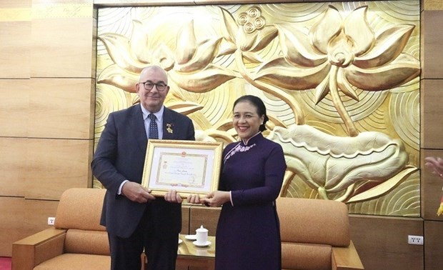 向比利时驻越大使授予“为了各民族和平友谊”纪念章