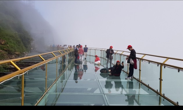 莱州省充满吸引力的龙云玻璃桥旅游区