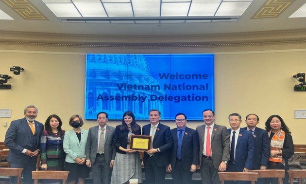 推动越南国会与美国在科技与环境领域的合作