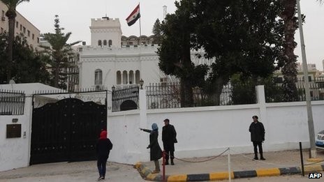 Egypt evacuates diplomats from Libya 