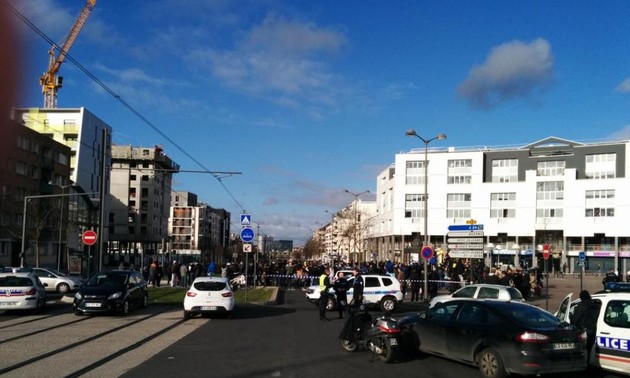 3 taken hostage in Paris suburb 