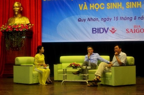 Professor Ngo Bao Chau meets with Binh Dinh students