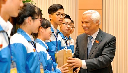 NA Deputy Chairman meets with “Proud Vietnam” competition finalists