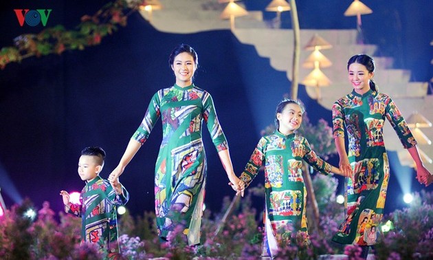 Vietnamese designers promote traditional long dress abroad