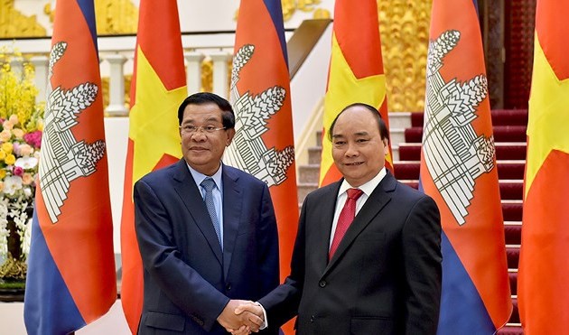 Vietnamese PM meets Cambodian PM, Chairman of Indonesian KADIN