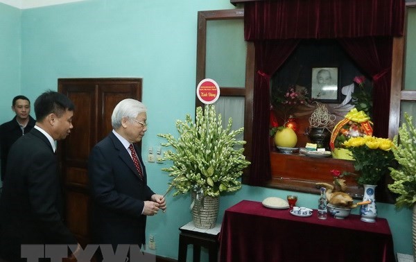 Party, State leader pays tribute to President Ho Chi Minh 