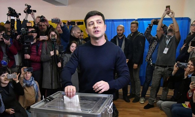 Volodymyr Zelensky leads in 1st round of Ukraine’s election	