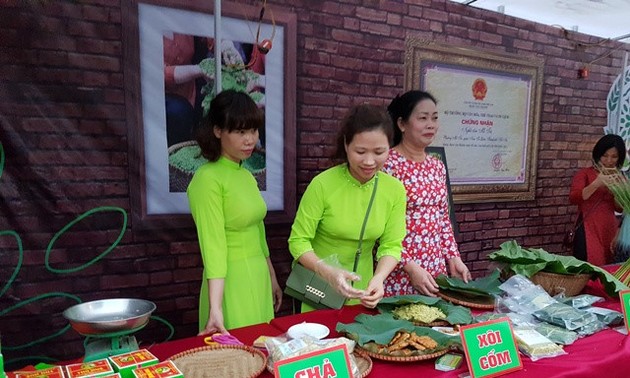 Me Tri’s young sticky rice flake making craft recognized as national heritage