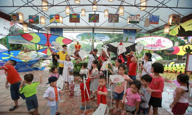 Summer activities for children at Van Lake - Hanoi’s Temple of Literature 