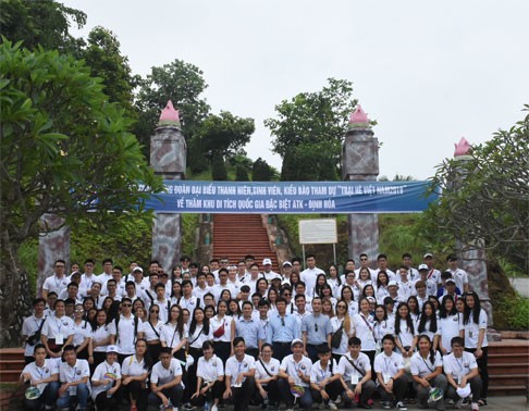 Young OVs visit Dinh Hoa Safety Zone