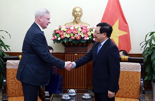Deputy PM, FM Pham Binh Minh receives Russian diplomat