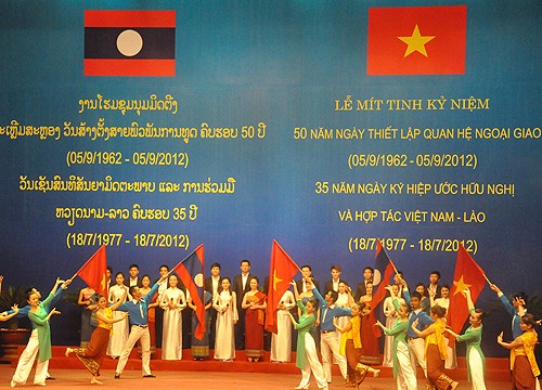 Mitin solemne en Hanoi por 50 años de relaciones Vietnam -Laos. 