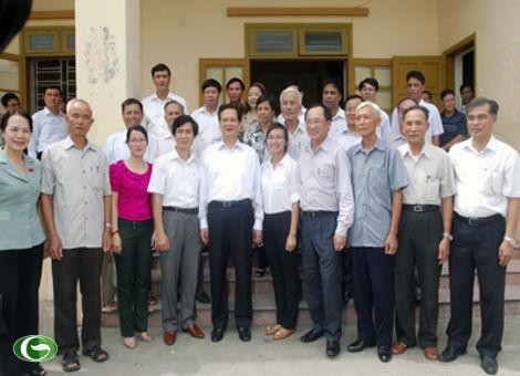  Premier vietnamita contacta con votantes en la ciudad norteña de Hai Phong 