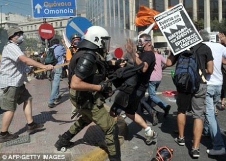 Huelgas en Grecia se convierten en disturbios contra la Policía  