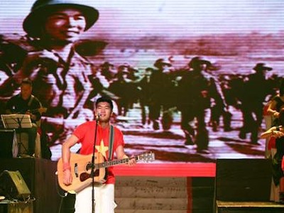El joven cantautor Ta Quang Thang 