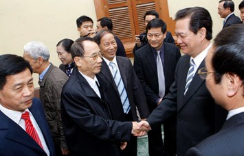 Primer Ministro con los votantes en Hai Phong
