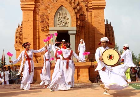 Los étnicos Cham con su música y danza tradicional