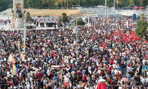 Las protestas se convirtieron en una ola de pro-kurdo en Turquía 