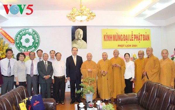 Dirigentes vietnamitas felicitan a monjes y creyentes budistas en ocasión del Vesak 2017