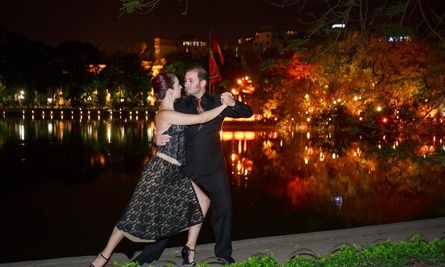 Tango, danza que acerca la cultura argentina al público vietnamita