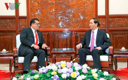 Presidente vietnamita se reúne con embajadores extranjeros 